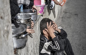 Gazze'nin kuzeyinde, açlıktan hayvan yemi yemek zorunda kalan çocuklar zehirleniyor