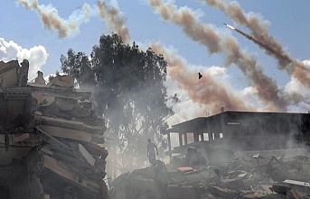 İsrail Gazze'de yüzlerce Filistinlinin toplu defnedildiği mezarlığı bombaladı