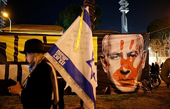 Tel Aviv'de binlerce kişi Netanyahu'ya istifa çağrısı yaptı