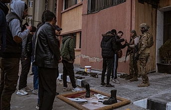 Suriye'de rejim unsurları silahlarını teslim etmeye devam ediyor