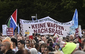 Berlin'de "Gazze'de soykırımı durdurun" çağrısıyla barış gösterisi yapıldı