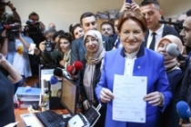 Akşener, Cumhurbaşkanlığı adaylığı için imza attı