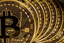 Bitcoin üç ayda yarı yarıya düştü