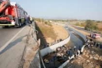 Kaçak göçmenleri taşıyan kamyon devrildi: 22 ölü