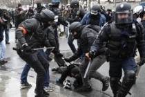 Fransa'da 'sarı yelekililer' yeniden sokaklarda