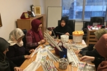 Yemen için gazete kağıtlarından sepet yapıp sattılar