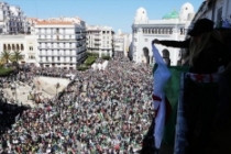 Cezayir'de protestoların 10'uncu haftasında yüz binler sokakta