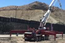 Trump destekçileri Meksika sınırında duvar inşaatına başladı