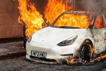 Elektrikli otomobillerdeki yangına "suyla müdahale etmeyin" uyarısı
