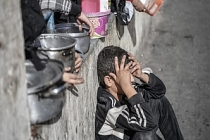 Gazze'nin kuzeyinde, açlıktan hayvan yemi yemek zorunda kalan çocuklar zehirleniyor