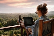 Türkiye’de yaşıyor, yurtdışına çalışıyorlar