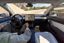Elon Musk duyurdu: Tesla'da otonom sürüş paralı oluyor