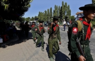 Arakan'da polis protestocuların üzerine ateş...