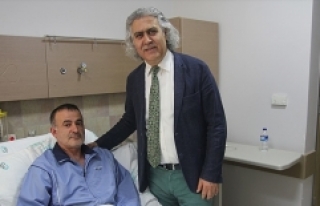 Diz protezi yerine eklem koruyucu yöntemle yürüdü