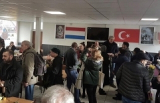 Hollanda'da saldırıya uğrayan camiye dayanışma...