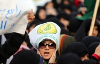 İran'da başörtüsü zorunluluğu protesto...