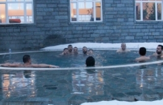 Uludağ'da kar altında havuz keyfi
