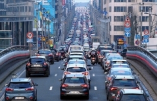 Brüksel'de toplu taşıma grevi trafiği kilitledi
