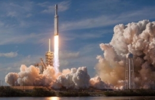 Dünyanın en güçlü roketi Falcon Heavy uzaya fırlatıldı