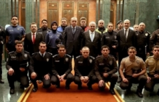 Emniyet personeli yeni üniformalarıyla Cumhurbaşkanlığı...