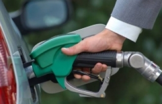 Benzine 15 kuruş zam yapıldı