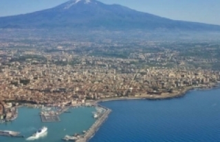 Etna Yanardağı denize doğru kayıyor