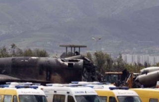 Cezayir'de askeri uçak düştü