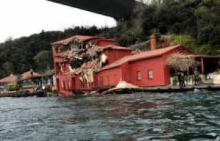 İstanbul Boğazı'nda tanker yalıya çarptı