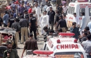 Pakistan'da iki mitingde bombalı saldırı:...
