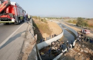 Kaçak göçmenleri taşıyan kamyon devrildi: 22...