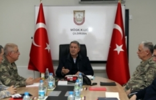 Bakan Akar ve komutanlar Suriye sınırında