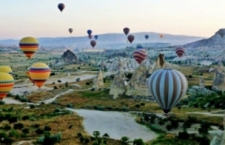 Kapadokya'da yarım milyon kişi balonla uçtu