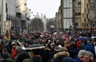 Paris'te 'kırmızı fularlılar'dan...