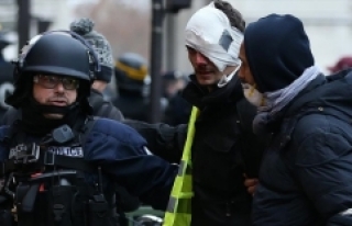 Paris'teki gösteride 167 gözaltı