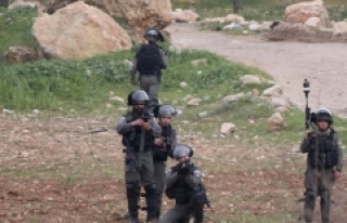 Ramallah'ta İsrail askerleri bir Filistinliyi...