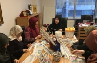 Yemen için gazete kağıtlarından sepet yapıp sattılar