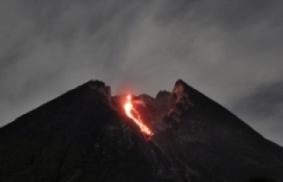 Endonezya'da yanardağdaki lav akışı turist...