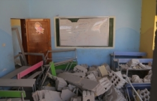 Esed rejimi İdlib'de okulu vurdu: 2 çocuk hayatını...