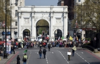 Londra'da çevreciler yolları kesti