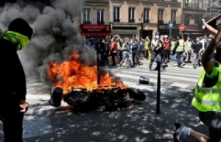 Fransa'da sarı yeleklilerin gösterileri devam...
