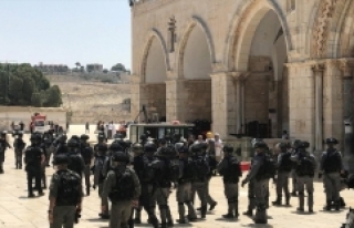 İsrail polisi Mescid-i Aksa'da cemaate müdahale...