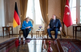 Merkel: Almanya ve Türkiye göçmen sorununu tek...