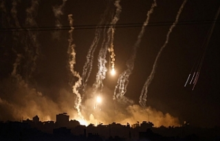 İsrail savaş uçakları ve topçuları Gazze Şeridi'nin...