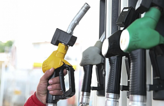Benzin ve motorine zam geldi: Litre fiyatı 50 lirayı...