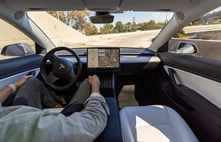 Elon Musk duyurdu: Tesla'da otonom sürüş paralı...