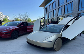 Sürücüsüz otomobiller geliyor! Elon Musk robotaksi için tarih verdi