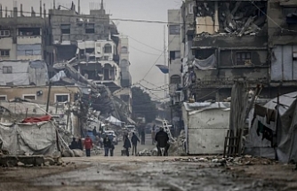 Katil İsrail, Gazze'ye hava ve topçu saldırıları düzenlemeye devam etti