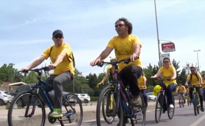 Gönüllü bisikletçiler arıların izinde pedal çevirdi