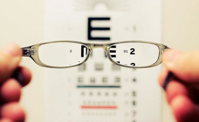 Yakın gözlüğüne alternatif göz damlası geliştirildi