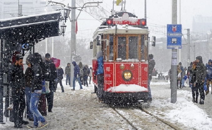 İstanbul'da kar yağışı başladı: Meteoroloji sarı kodlu uyarı yaptı